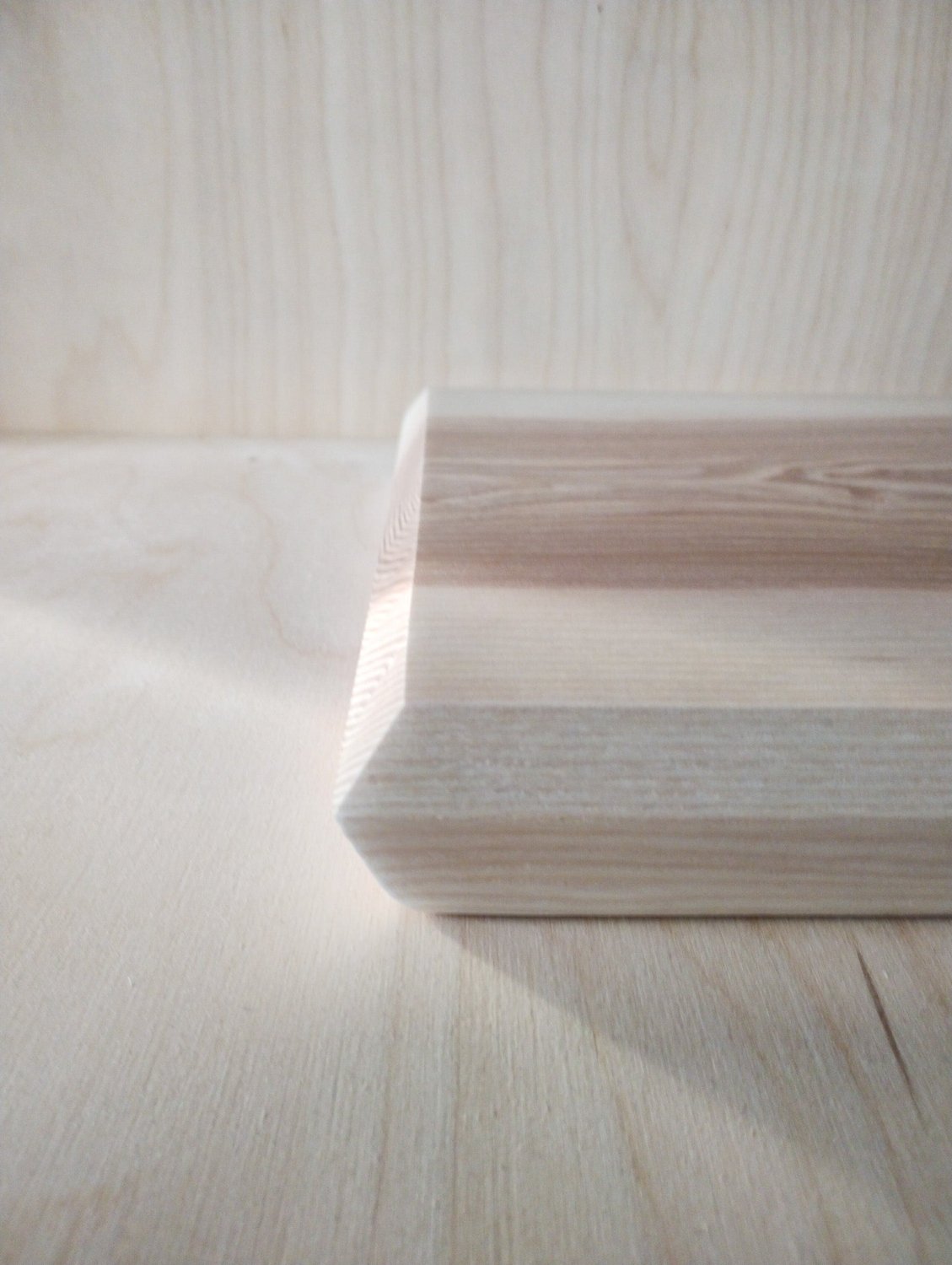 Handgemaakte essen snijplank Diamond met lichte nerf, gedraaid in het atelier in Oostduinkerke