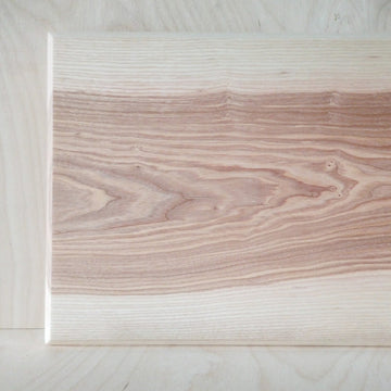 detail van lokaal essenhout gebruikt voor designobject van Grains.be