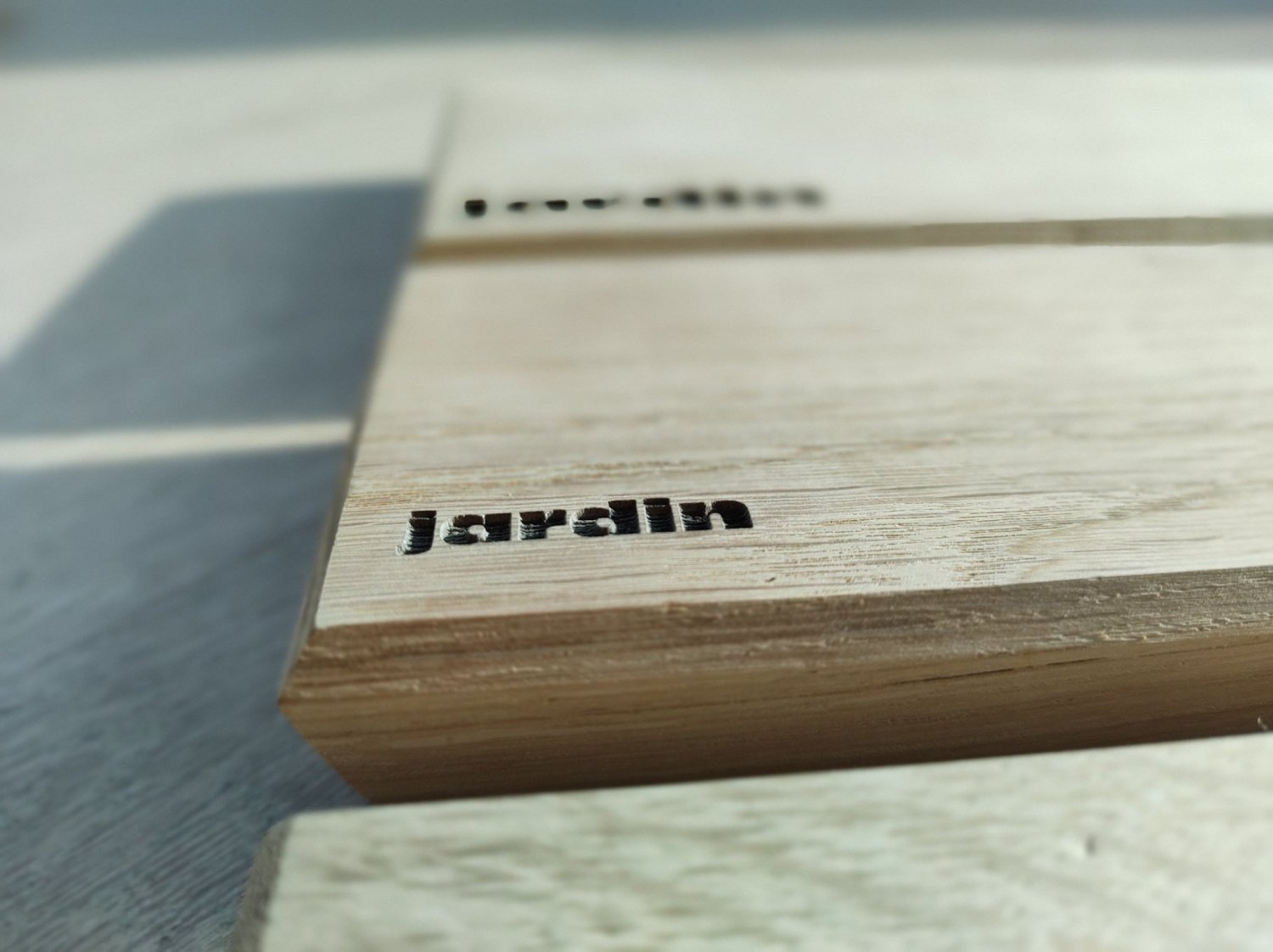 Engraved wooden box corner with "jarslin" logo