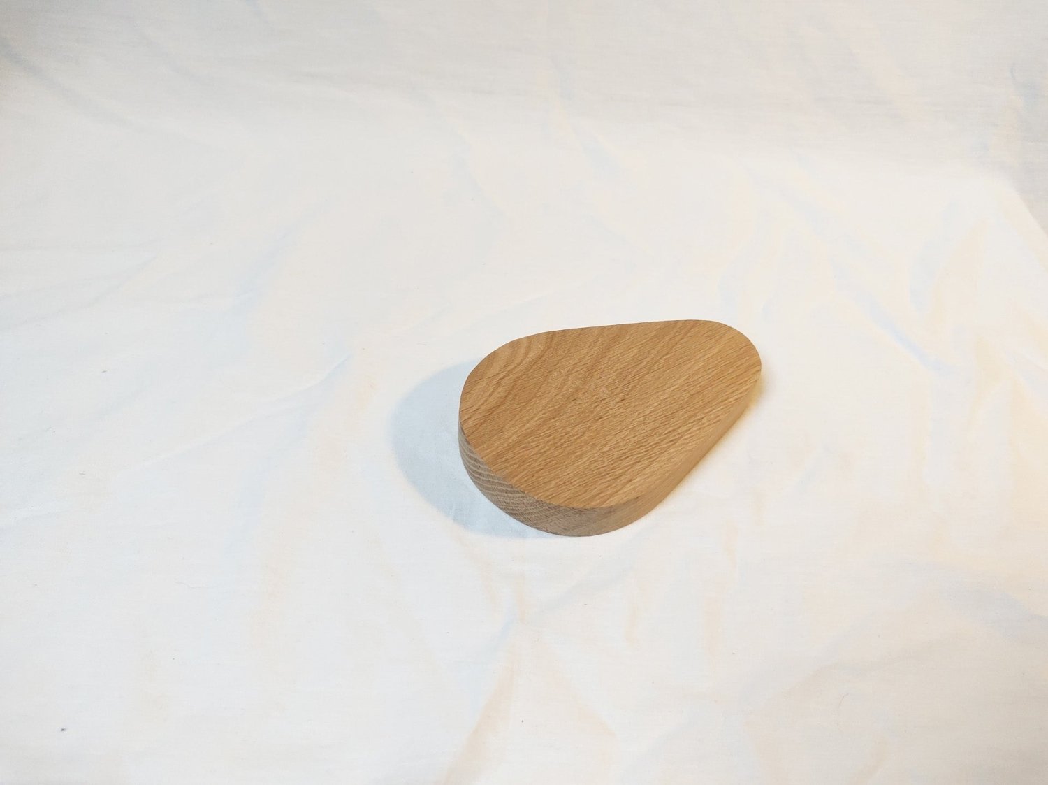 Pear-shaped wooden cutting board with smooth curved surface