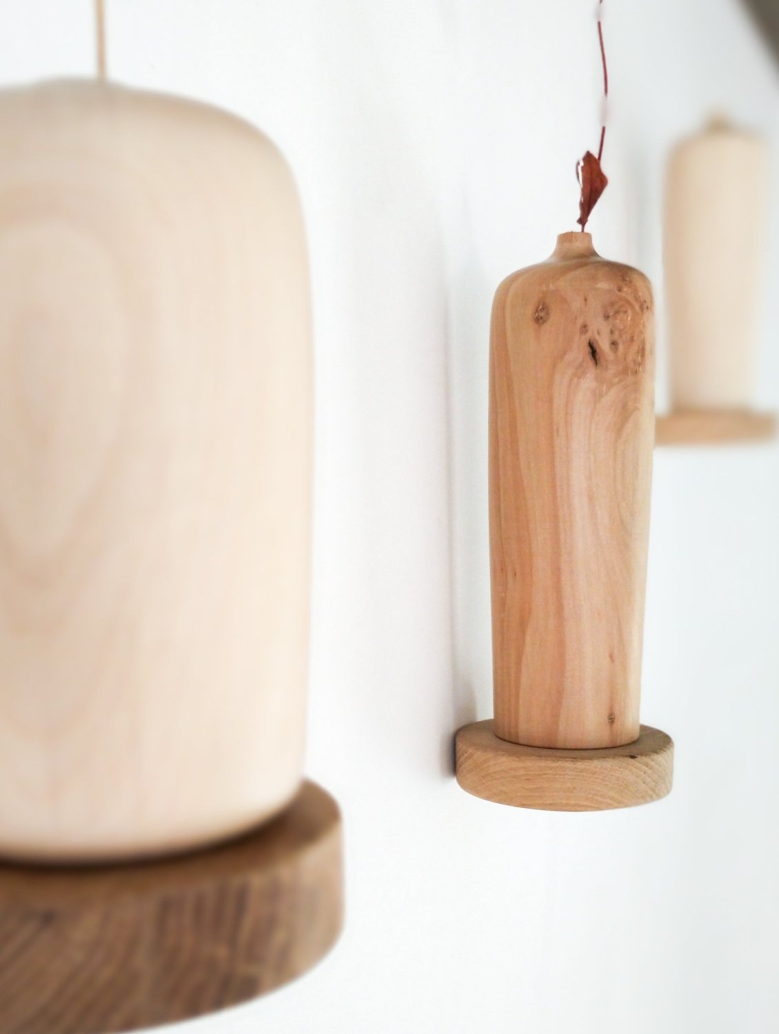 Round floating wooden shelf with wall-mount screw, light wood