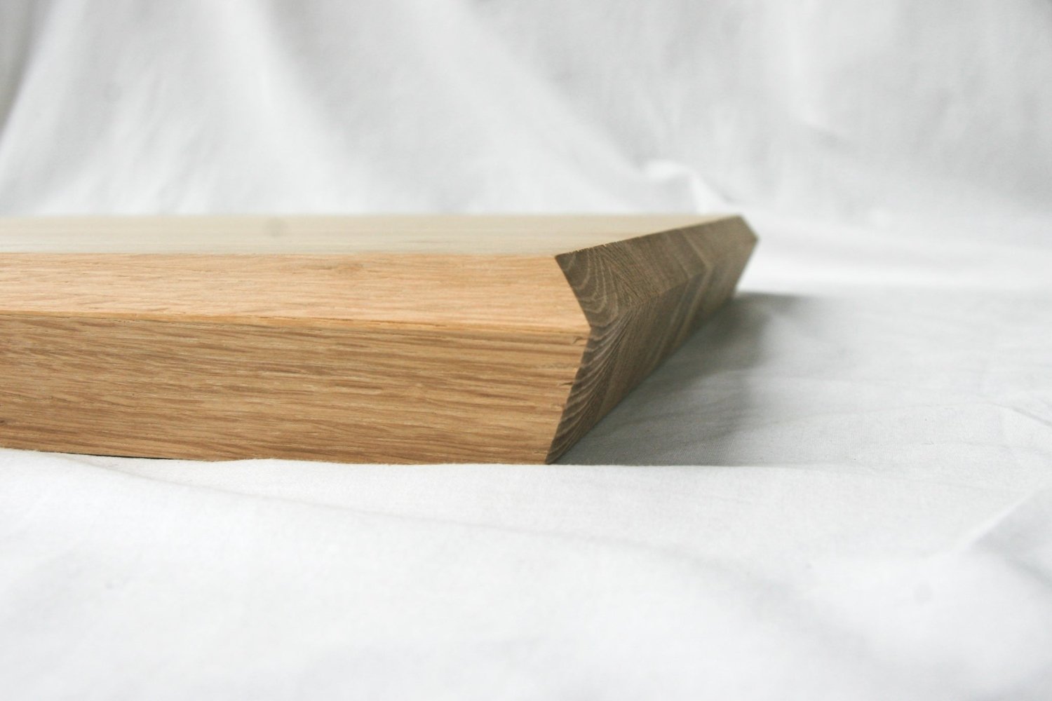 Wooden chopping board side profile with beveled corner detail